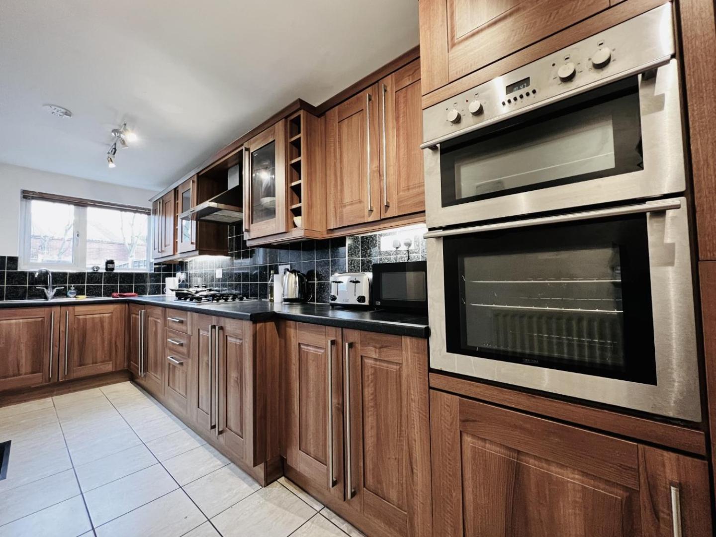Monthly Offers, 7 Guests, Business, Wifi * Coventry